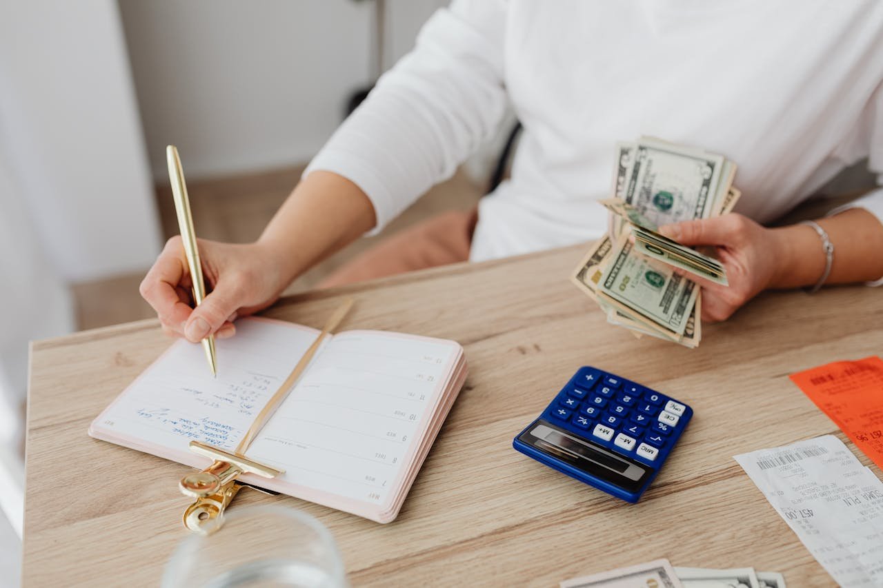 What is a full service bookkeeper?