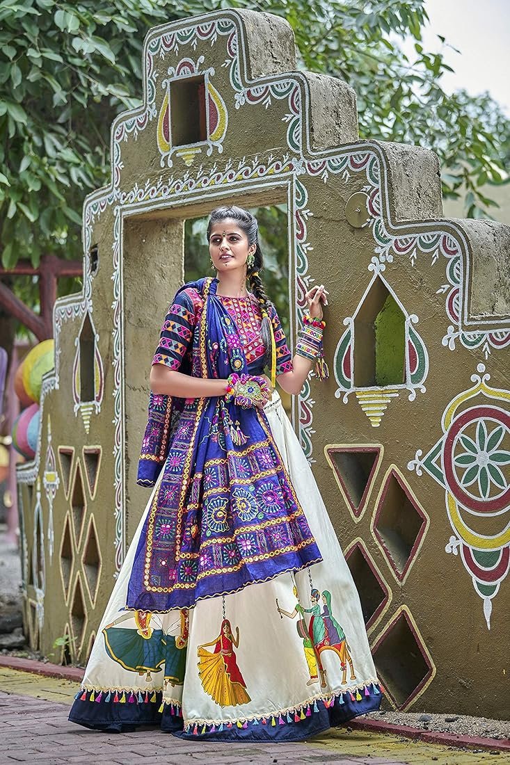 How to wear a Gujarati saree with light jewelry?