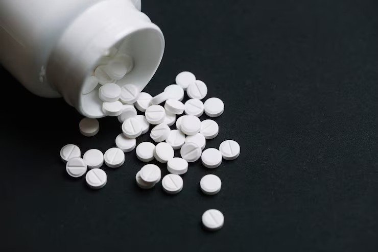 imgi_19_white-pills-falling-out-bottle_23-2147983079