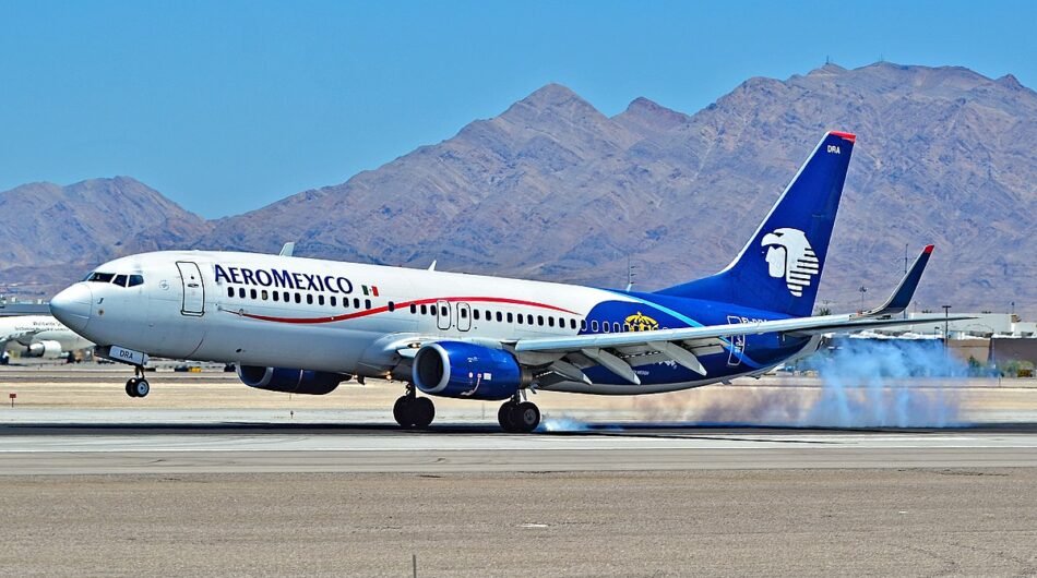 1200px-EI-DRA_AeroMexico_Boeing_737-852_cn_35114-2037_14853561547