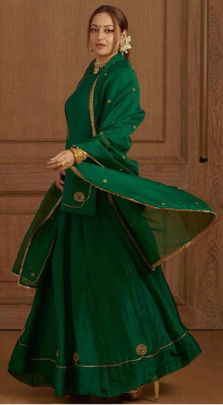 Are embroidered or printed emerald green suits more beautiful?
