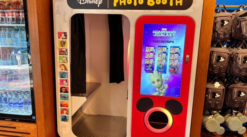 2025-wdw-Disney-Springs-Pin-Traders-Photo-Booth-1024×768-1