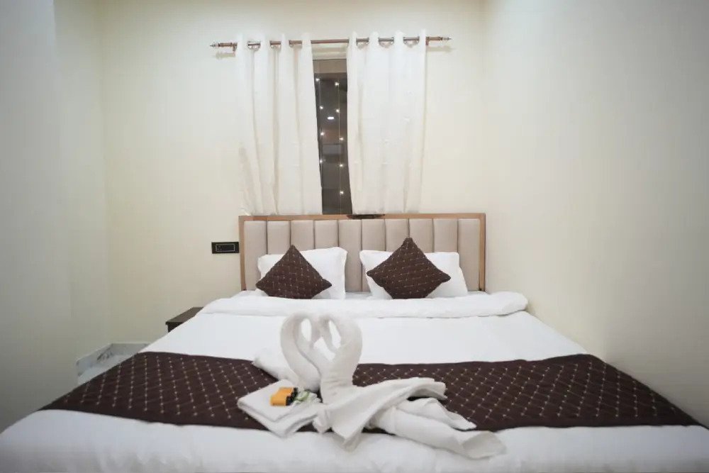 Standard Hotel Rooms in Varanasi at Affordable Price – Om Palace Inn