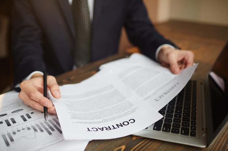 business-advisor-working-with-documentation_1098-15366