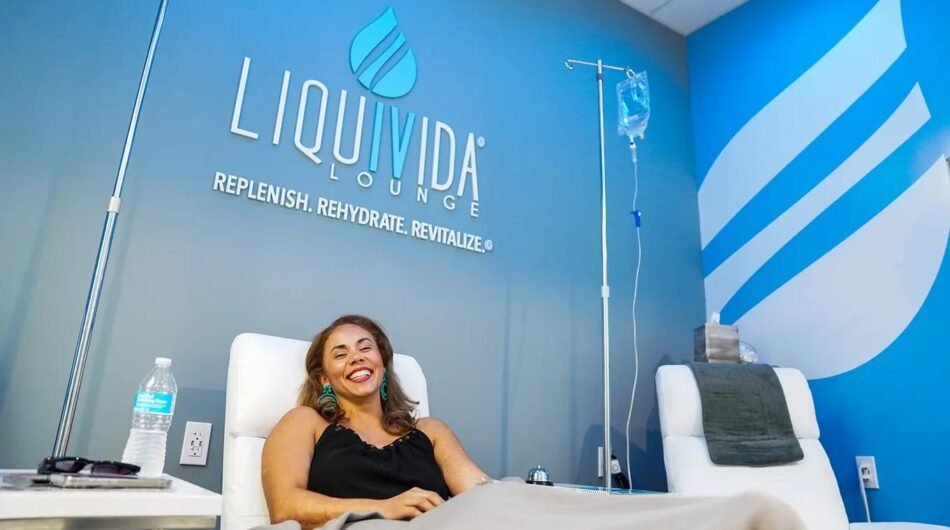 Happy-female-Liquivida-client-getting-IV-drips-1