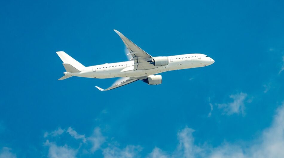 TAL-airplane-40DOLFLIGHT0325-914f88070084415fb17fd13411fb775d